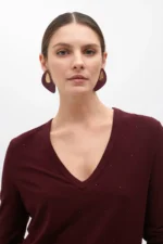 Knit V-neck T-shirt with rhinestone details bordeaux - Image 2