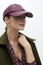 Leather-effect cap with stud detail Bordeaux - Image 4