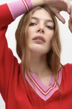 V-neck sweater with contrast trim red - Image 3