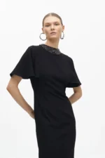 Dress with cape sleeves and a rhinestone collar - Image 2