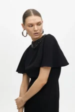 Dress with cape sleeves and a rhinestone collar - Image 3