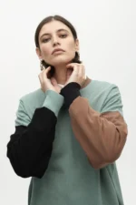 Three-tone sweater with puff sleeves sage