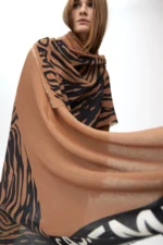 Scarf with zebra print and logo camel - Image 5