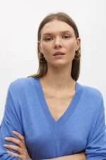 Wide V-neck sweater - Image 5