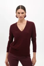 Knit V-neck T-shirt with rhinestone details bordeaux