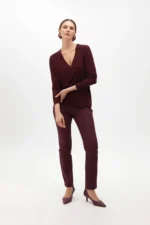 Knit V-neck T-shirt with rhinestone details bordeaux - Image 5
