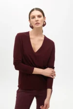Knit V-neck T-shirt with rhinestone details bordeaux - Image 4