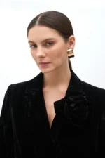 Velvet blazer with flower on lapel black - Image 7