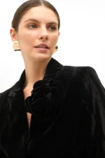 Velvet blazer with flower on lapel black - Image 2