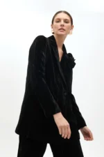 Velvet blazer with flower on lapel black - Image 3