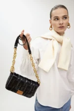 Quilted personalised crossbody bag with automatic closure - Image 2