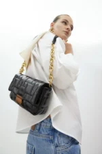 Quilted personalised crossbody bag with automatic closure - Image 7