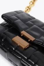 Quilted personalised crossbody bag with automatic closure - Image 6