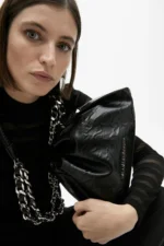 Medium-sized wrinkled faux leather bag with metal details and XL studs - Image 5